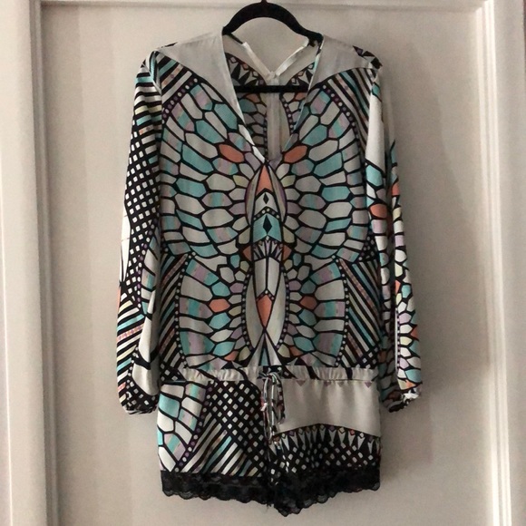 White printed long sleeve short lace trim romper - Picture 1 of 12